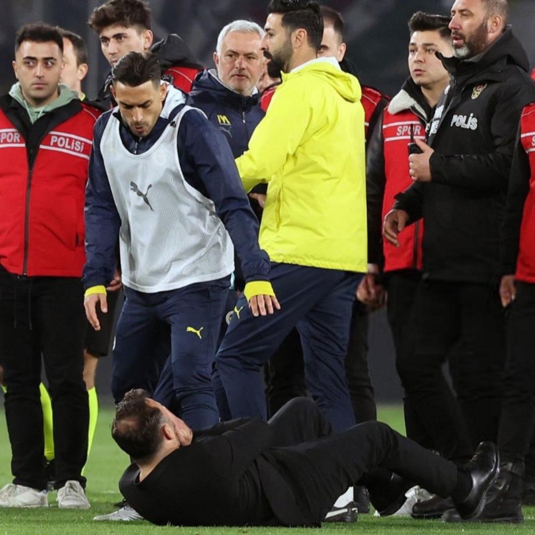 İbrahim Seten den olay iddia! Jose Mourinho nun Okan Buruk un burnunu sıkmasına İrfan Can Kahveci den çarpıcı hareket!   Bu deli...   1