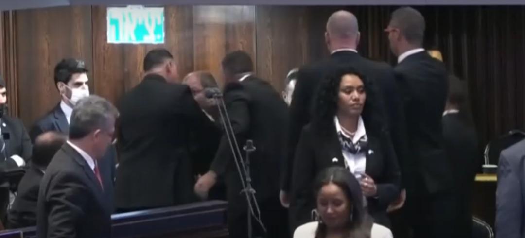 Son dakika: ABD Başkanı Trump, İsrail Meclisi nde konuşurken protestoya uğradı! Filistin ve soykırım pankartı açtı... 5