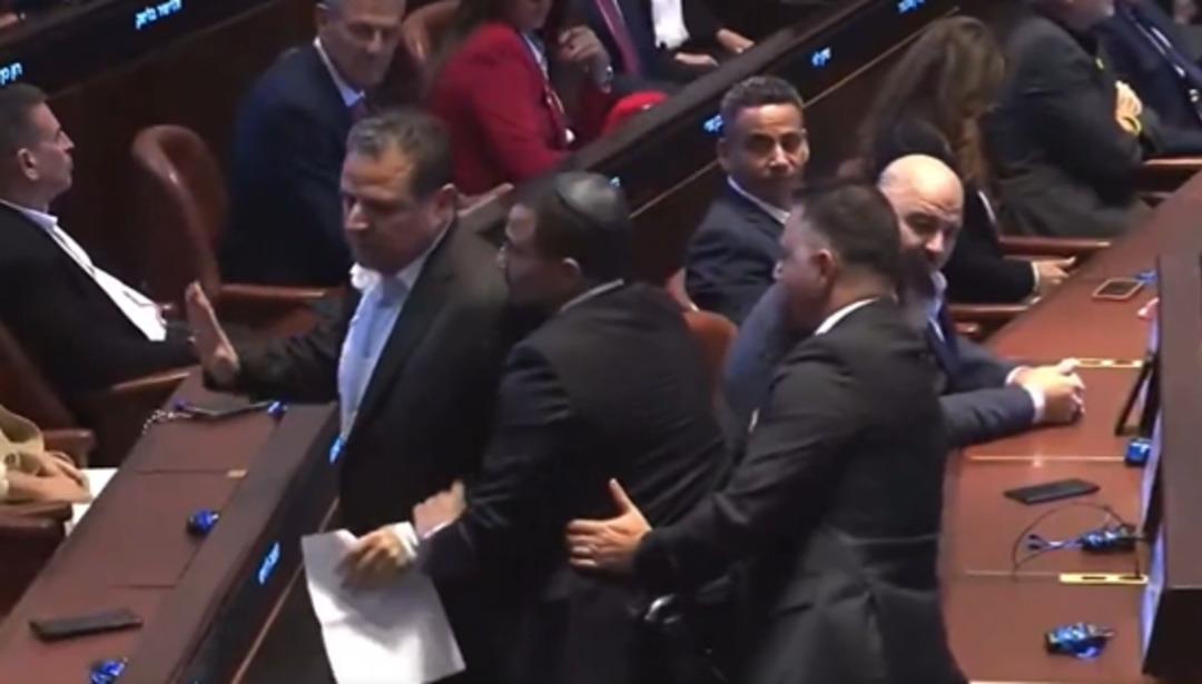 Son dakika: ABD Başkanı Trump, İsrail Meclisi nde konuşurken protestoya uğradı! Filistin ve soykırım pankartı açtı... 1