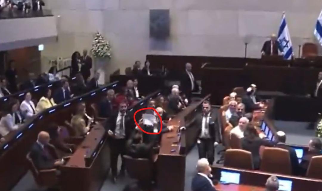 Son dakika: ABD Başkanı Trump, İsrail Meclisi nde konuşurken protestoya uğradı! Filistin ve soykırım pankartı açtı... 2