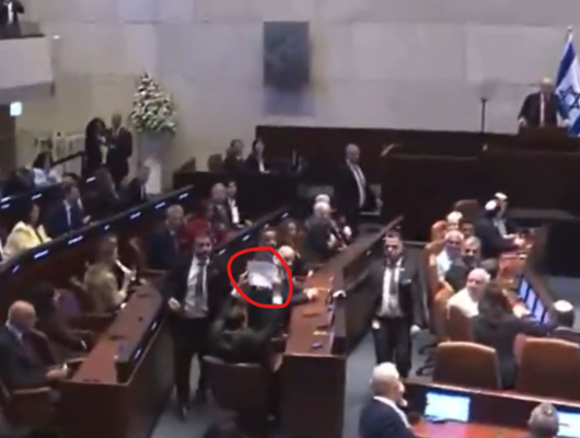 ABD Başkanı Trump'a İsrail Meclisi'nde protesto! Yaka paça dışarı çıkarıldı