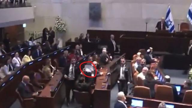 Son dakika: ABD Başkanı Trump, İsrail Meclisi'nde konuşurken protestoya uğradı! Filistin ve soykırım pankartı açtı...