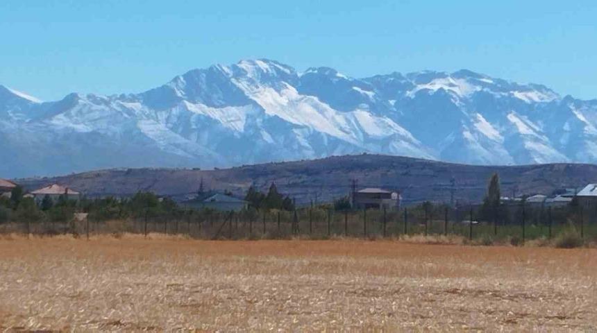 Binboğa Dağı, yağan karla birlikte beyaza büründü