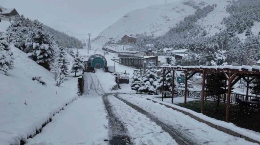 Erzurum'da kar gece saatlerinde bastırdı; Palandöken beyaza büründü