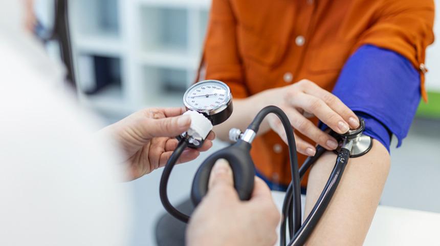 Uzman kardiyologdan tansiyonu dengelemek için her gün yapılacak 5 altın öneri! Tansiyon hastaları dikkat: “Kalbe benzin dökmek gibidir”