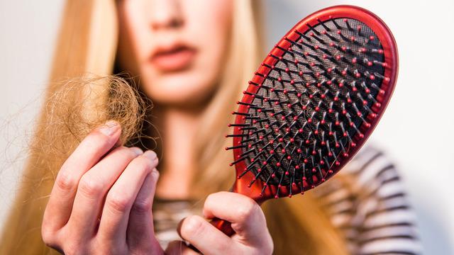 Kadın erkek herkes şikayetçi! Uzman doktor saç dökülmesindeki gizli nedeni açıkladı