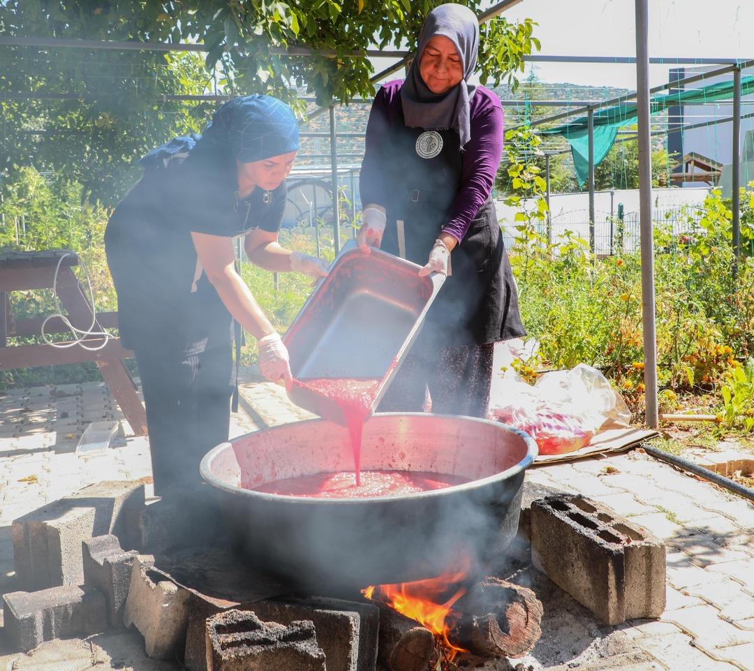 Kadın kooperatiflerinde kış hazırlığı başladı: "Yabancı ve Türk birçok müşterimiz oluyor" 1