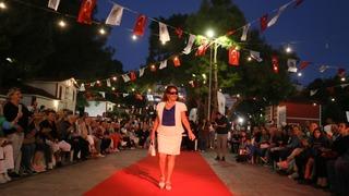 Antalya'da 60 yaş üstü öğrenciler podyumda mankenlere taş çıkardı