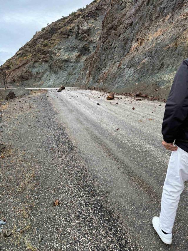 Elazığ’da köy yolunda çökme meydana geldi 1