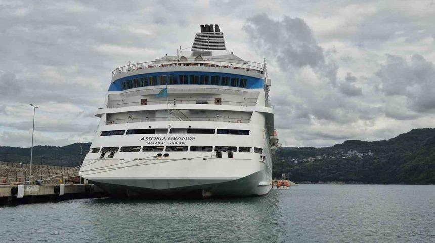 Rus turistleri taşıyan dev gemiye yoğun bakım