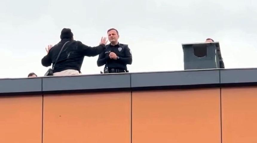 Çatıya çıkan kapıcıyı, başkomiser ikna etti