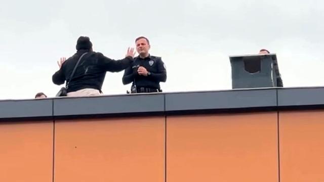 Çatıya çıkan kapıcıyı, başkomiser ikna etti
