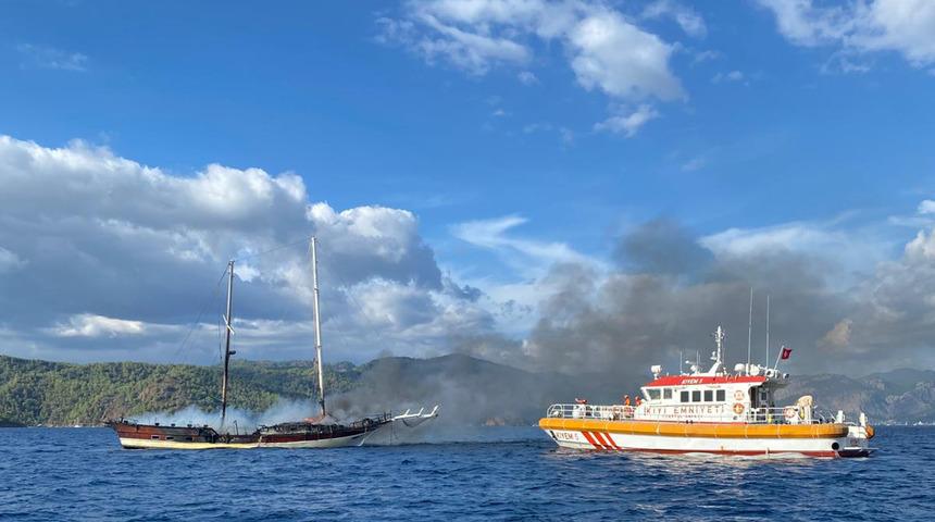 Fethiye'de yangın çıkan tekne söndürme çalışmaları sırasında battı
