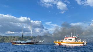 Fethiye'de yangın çıkan tekne söndürme çalışmaları sırasında battı