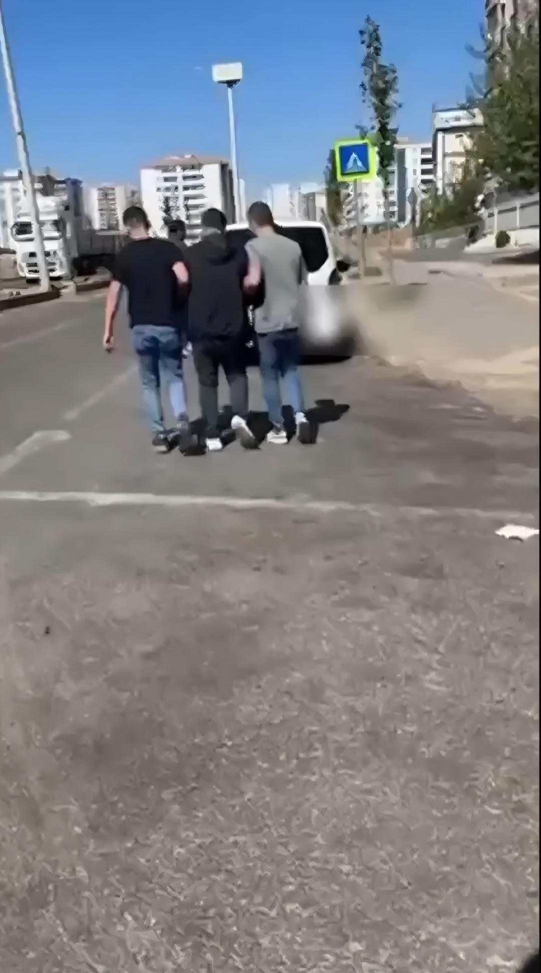 25 yıl hapisle aranıyordu! TikTok ta canlı yayın açtı, sokak tabelası sayesinde yakalandı 4