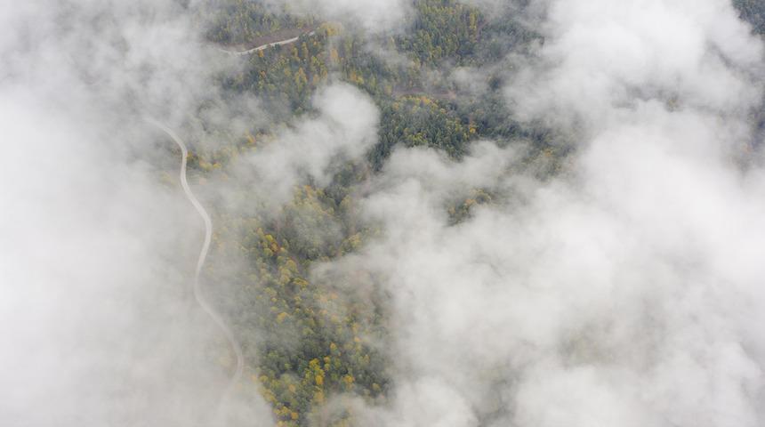 Göz gözü görmedi! Sisle kaplanan Yedigöller yolu dronla görüntülendi