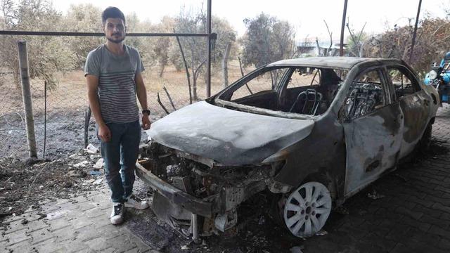 Otluk alanda çıkıp samanlığa sıçrayan yangında, tarım aletleri ve otomobilleri yanan depremzede ailenin emekleri kül oldu