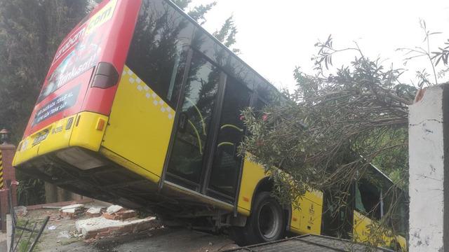 Üsküdar'da feci kaza: İETT otobüsü kontrolden çıktı! O anlar kamerada