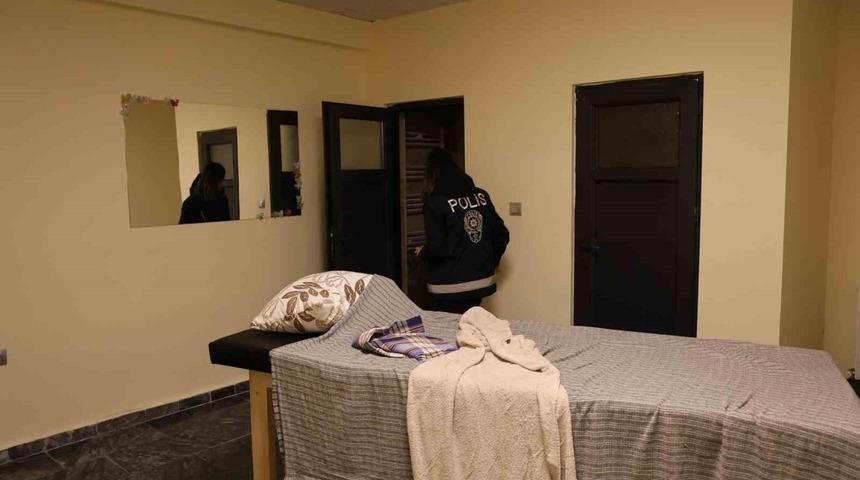 Nevşehir’de masaj salonuna fuhuş operasyonu: 6 kadın kurtarıldı,  5 şüpheli gözaltına alındı