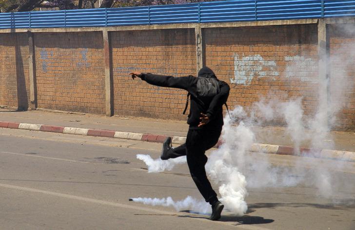 Protestolar arttı, ülkeden böyle kaçtı! Madagaskar birbirine girdi: 22 kişi hayatını kaybetti G2