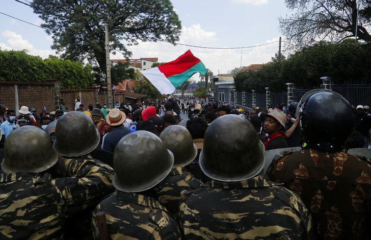 Protestolar arttı, ülkeden böyle kaçtı! Madagaskar birbirine girdi: 22 kişi hayatını kaybetti G3