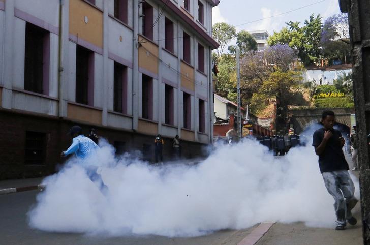 Protestolar arttı, ülkeden böyle kaçtı! Madagaskar birbirine girdi: 22 kişi hayatını kaybetti G4