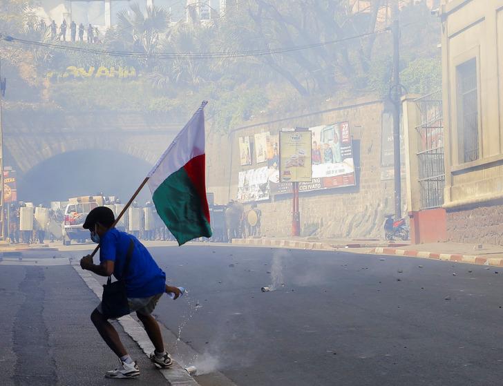 Protestolar arttı, ülkeden böyle kaçtı! Madagaskar birbirine girdi: 22 kişi hayatını kaybetti G5