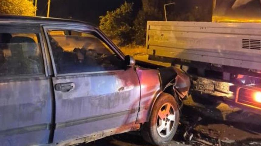 Otomobilin kamyonete çarptığı kazada 2 kişi yaralandı