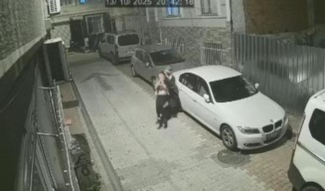 Kadını yerde sürükledikçe sürükledi! İstanbul da sokak ortasında infial uyandıran anlar: Korkunç şiddet saniye saniye kamerada 2