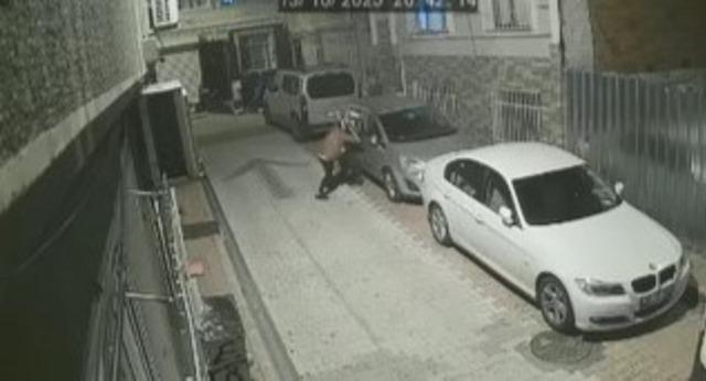 Kadını yerde sürükledikçe sürükledi! İstanbul da sokak ortasında infial uyandıran anlar: Korkunç şiddet saniye saniye kamerada 5