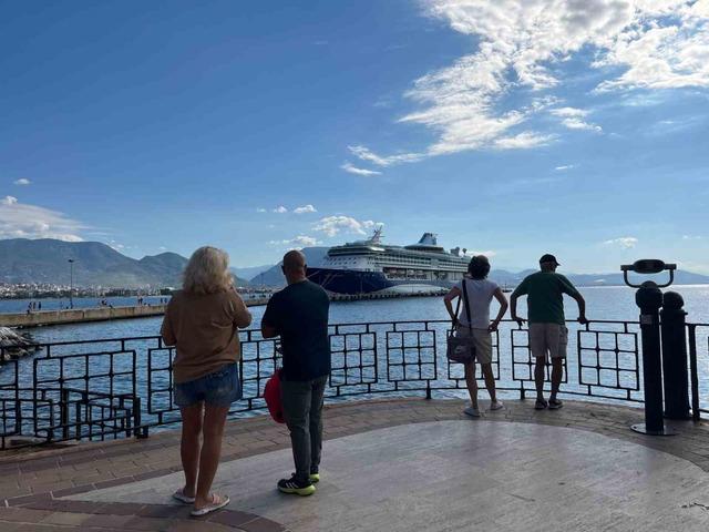 Lüks kruvaziyer Alanya’ya demir attı! Görenleri büyüledi 3
