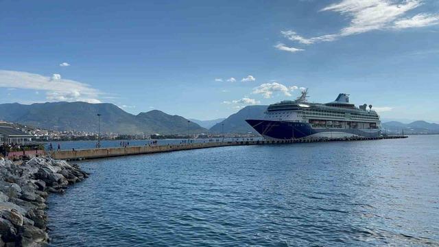 Lüks kruvaziyer Alanya’ya demir attı! Görenleri büyüledi 2