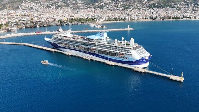 Lüks kruvaziyer Alanya’ya demir attı! Görenleri büyüledi