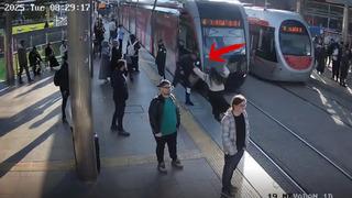 Genç kız tramvayın altında kalıyordu: Güvenlik görevlisi son anda kurtardı!