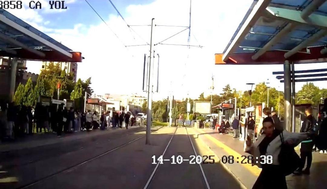 Genç kız tramvayın altında kalıyordu: Güvenlik görevlisi son anda kurtardı! 3