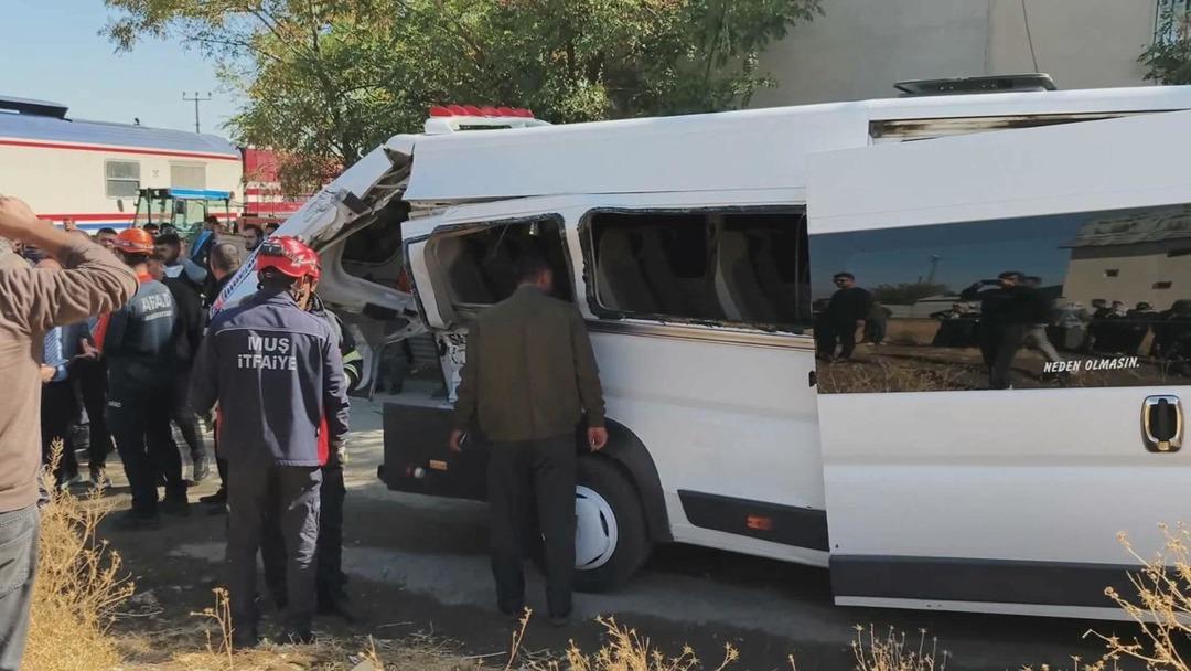 Yolcu treni servise çarptı! Çok sayıda öğrenci yaralandı 2