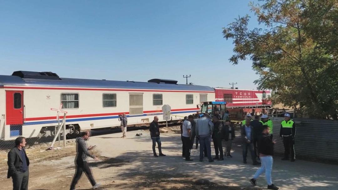 Yolcu treni servise çarptı! Çok sayıda öğrenci yaralandı 1