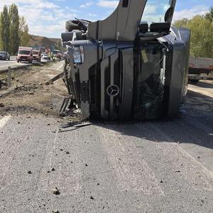 Ankara’da karşı şeride geçen tır otomobile çarptı! 4 yaralı