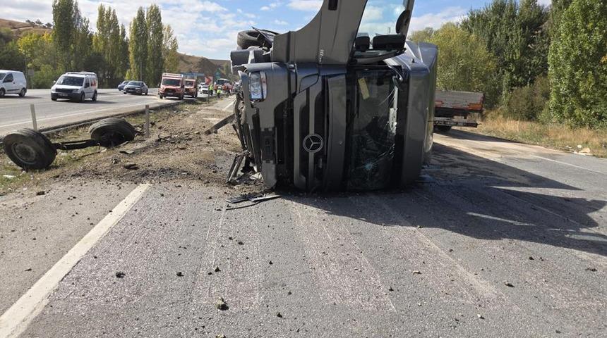 Ankara’da karşı şeride geçen tır otomobile çarptı! 4 yaralı