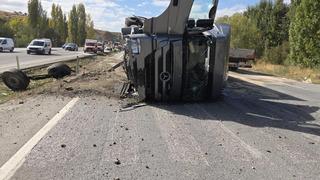 Ankara’da karşı şeride geçen tır otomobile çarptı! 4 yaralı