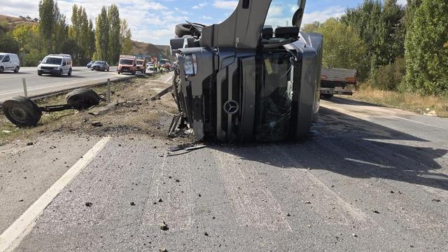 Ankara’da karşı şeride geçen tır otomobile çarptı! 4 yaralı