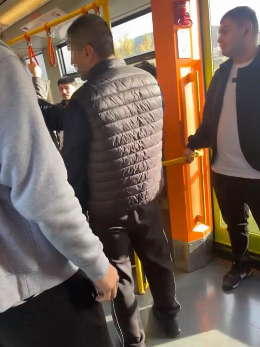 Bursa da alkollü olduğu iddia edilen kişi metroyu birbirine kattı! Ettiği küfrü duyanlar çileden çıktı 3
