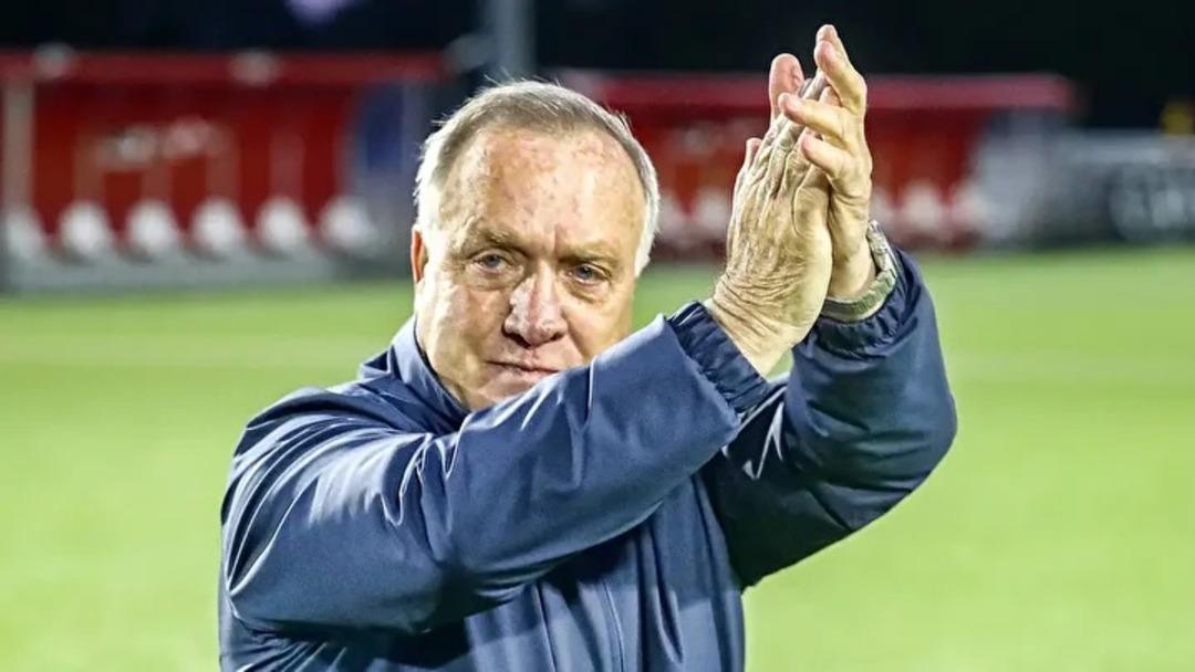 Dünya Kupası yolunda bir tarih yazılıyor! 155 bin nüfuslu bir ada Fenerbahçe nin eski hocası Dick Advocaat ile zafere koşuyor... 1