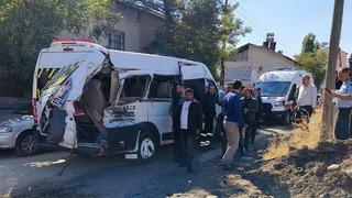 Yolcu treni servise çarptı! Çok sayıda öğrenci yaralandı