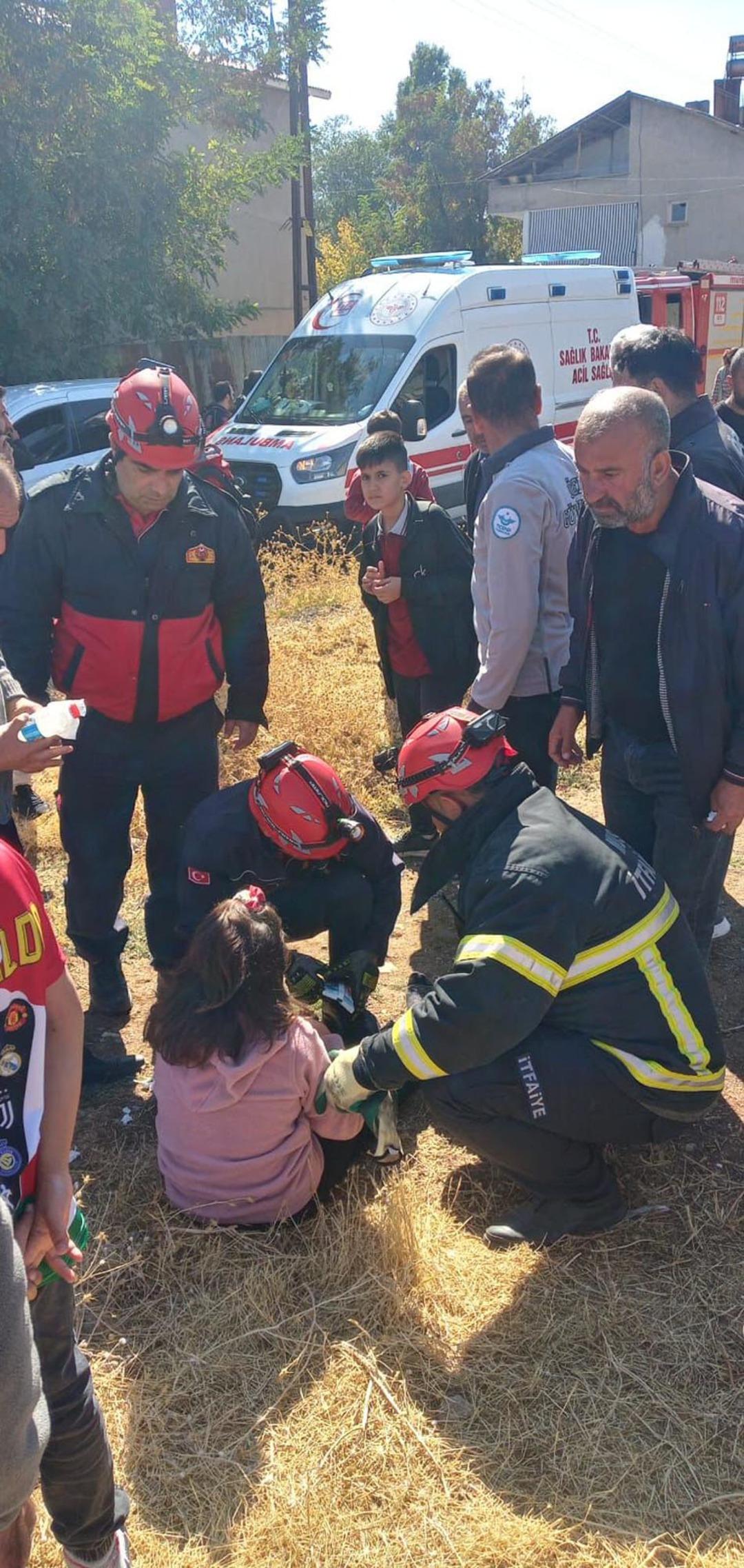 Yolcu treni servise çarptı! Çok sayıda öğrenci yaralandı 4
