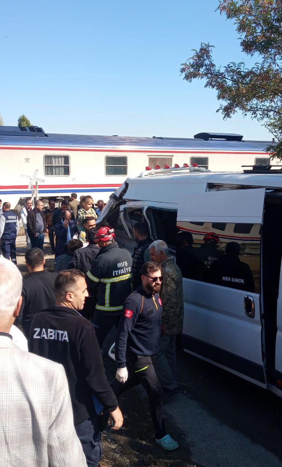 Yolcu treni servise çarptı! Çok sayıda öğrenci yaralandı 3