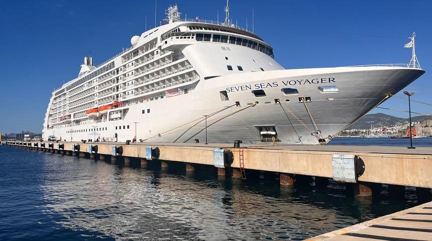 "Seven Seas Voyager" kruvaziyeri Bodrum Limanı'na demirledi