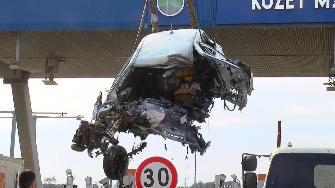 Kuzey Marmara Otoyolu gişesinde korkunç kaza! Çarptıktan sonra alev aldı 5