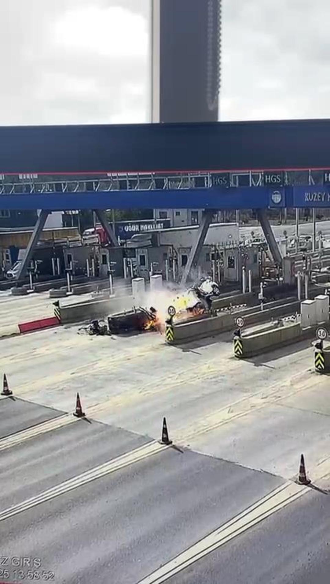 Kuzey Marmara Otoyolu gişesinde korkunç kaza! Çarptıktan sonra alev aldı 2