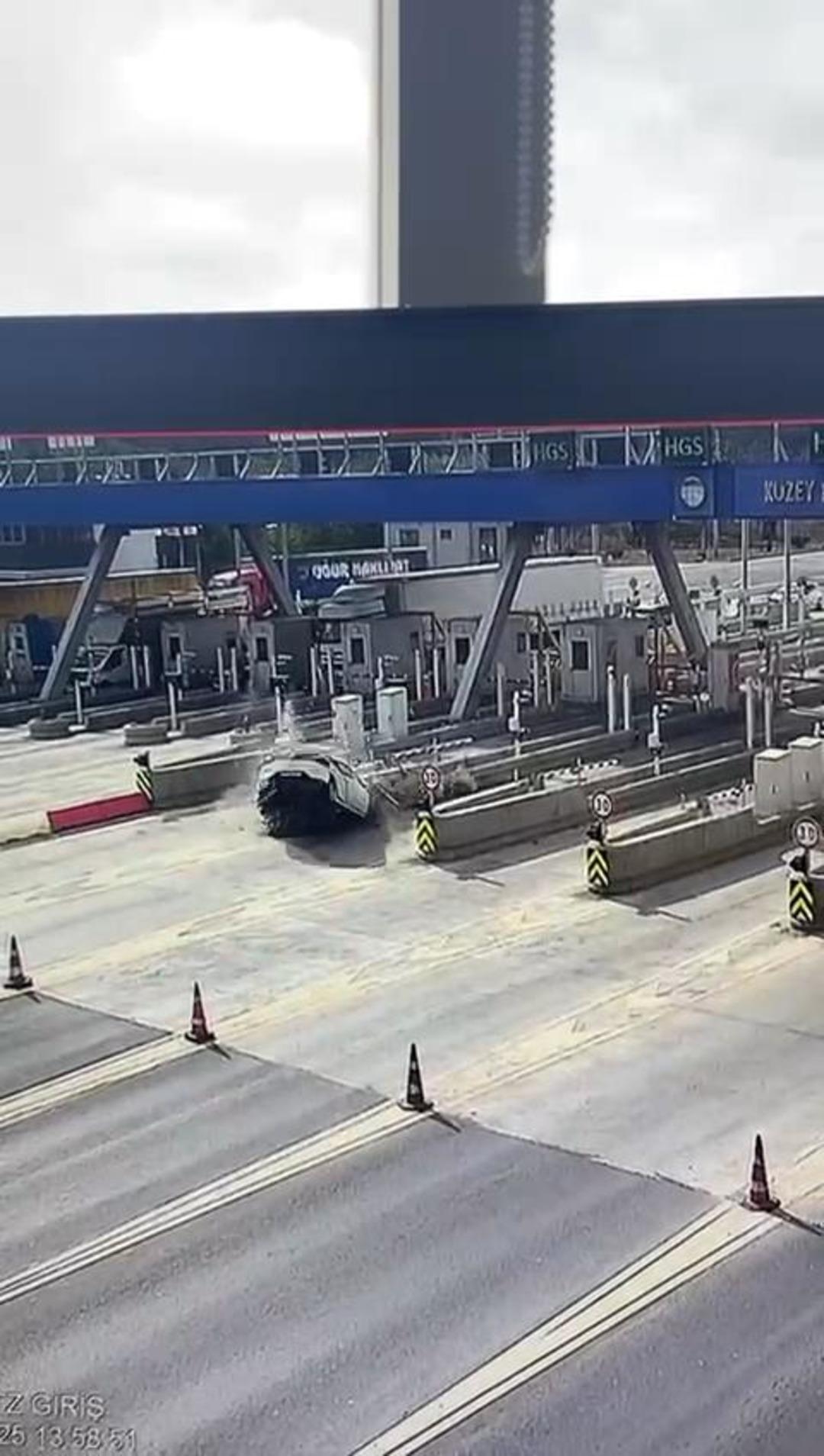 Kuzey Marmara Otoyolu gişesinde korkunç kaza! Çarptıktan sonra alev aldı 1